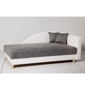 Szemből nézve a fejvég jobboldalon van